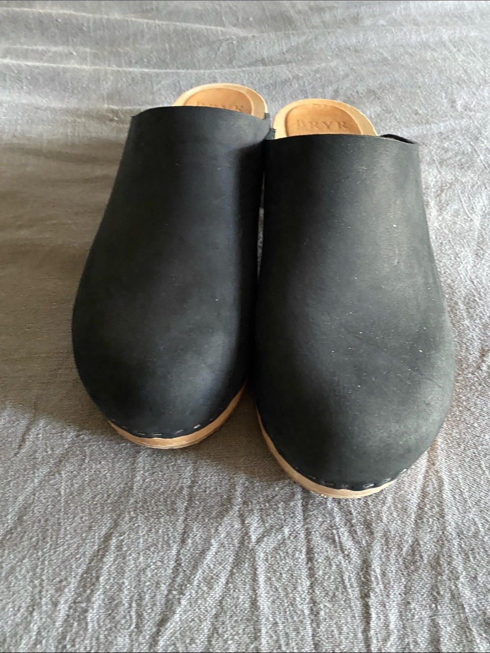 Bryr Black Leather Slip-On Women's Clogs - Picture 4 of 5